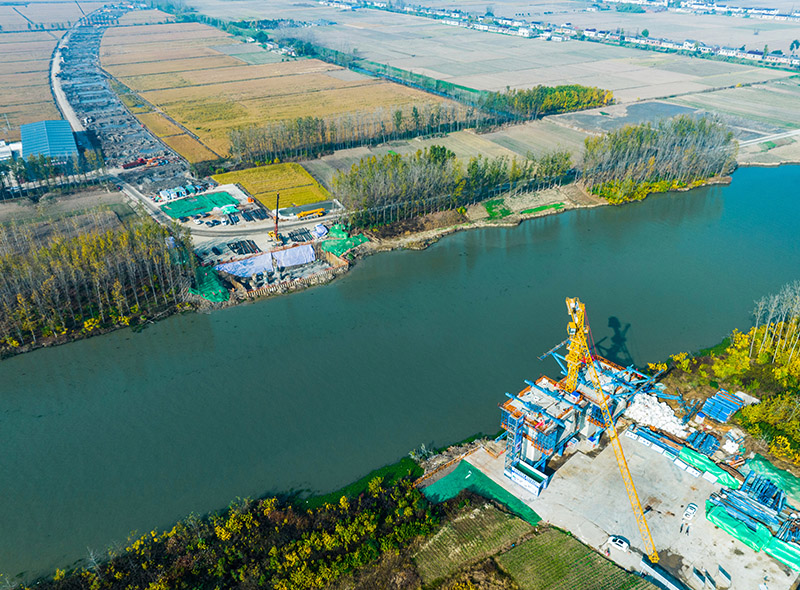 3、跨通榆河特大橋東主墩下部結(jié)構(gòu)施工結(jié)束，并完成制箱梁節(jié)段2個；西主墩樁基全部完成，即將開始承臺施工.jpg