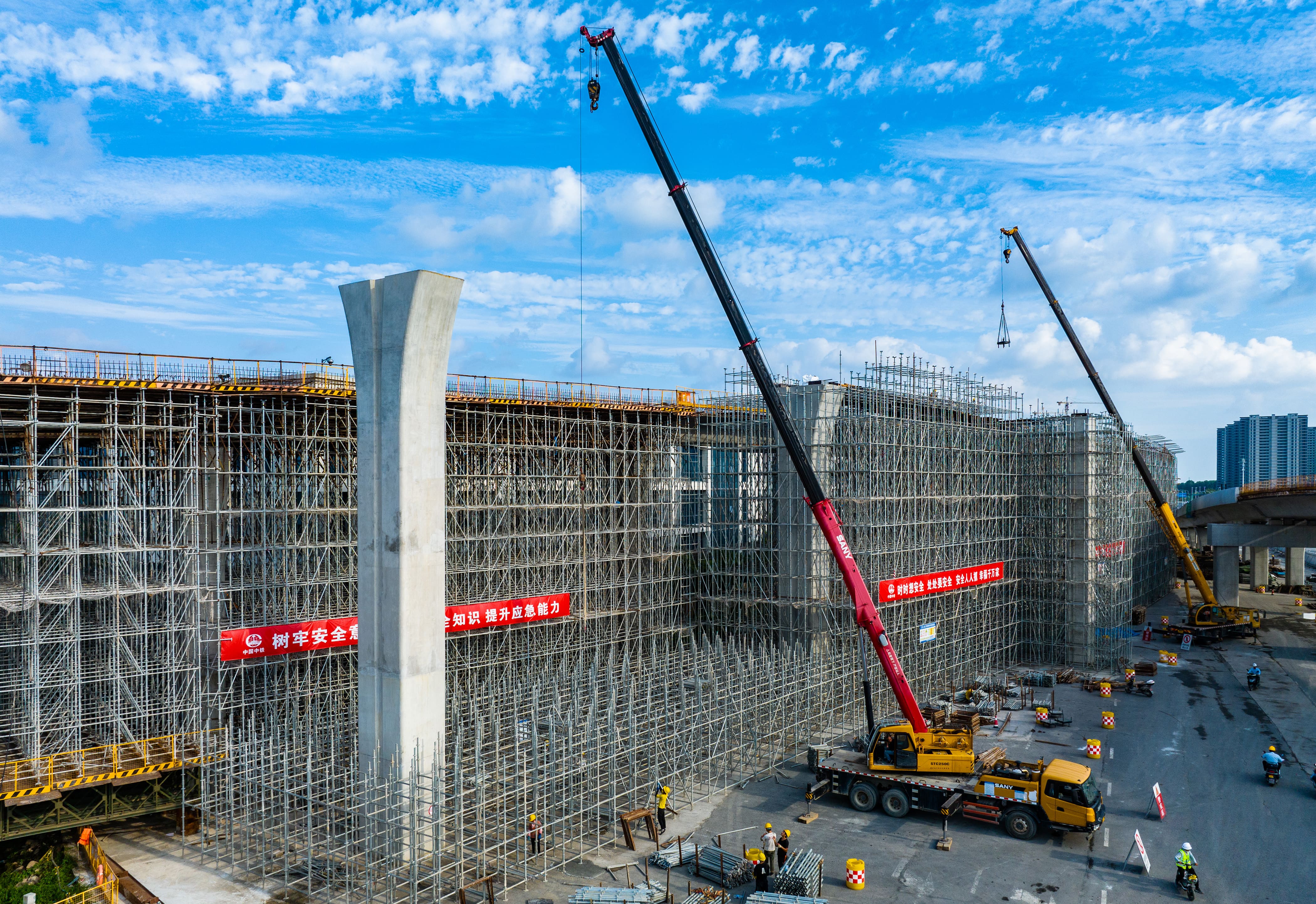 高架四期與鹽阜快速通道互通樞紐施工現場.jpg
